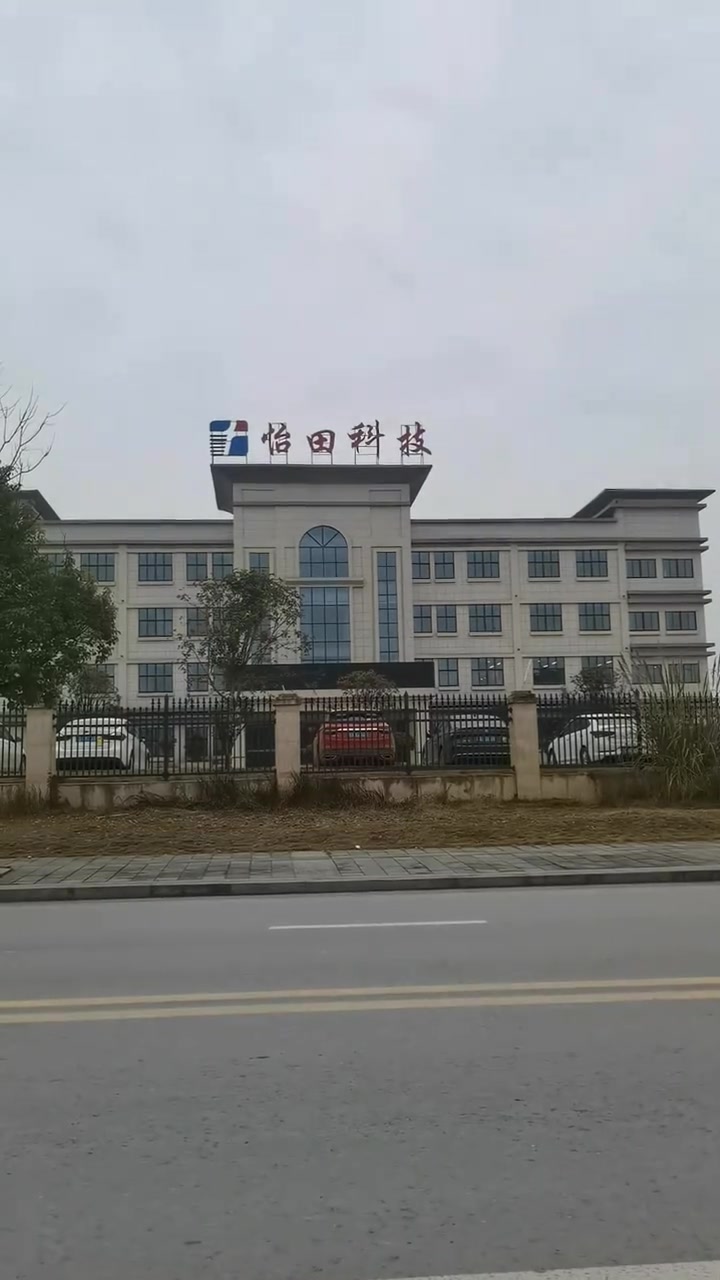 “你们有谁能理解厂里普通打工人这样的痛苦，每天从早上8点上到晚上9点，每天上班都要上12个小时，又是站岗。”

这是一位在工厂打工的工友的真实感受。他说自己一天要在同一个地方连续站立12小时，“脚都麻