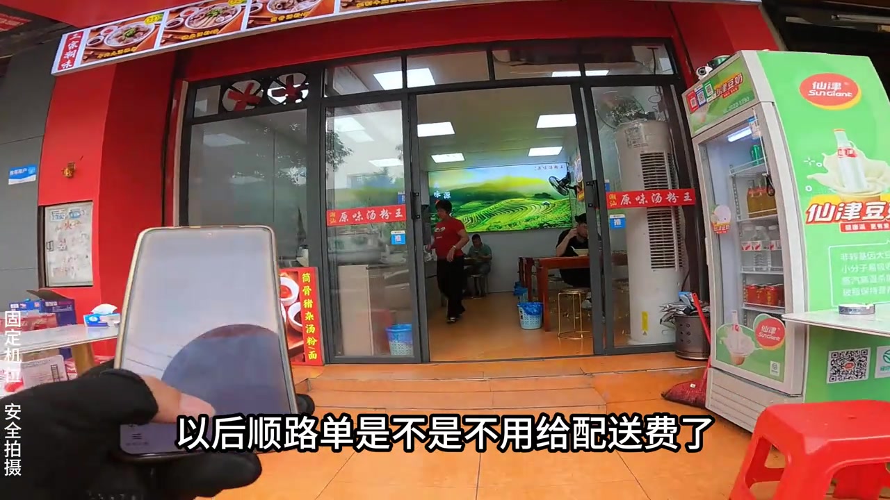 “以后顺路单是不是不用给配送费了？最近美团在全国多地推出的路线任务订单，把骑手们弄得是人心惶惶啊。”

2026年3月27日，阿平vlog发布了这期视频，专门讲了美团最近推行的“路线任务订单”。据阿平