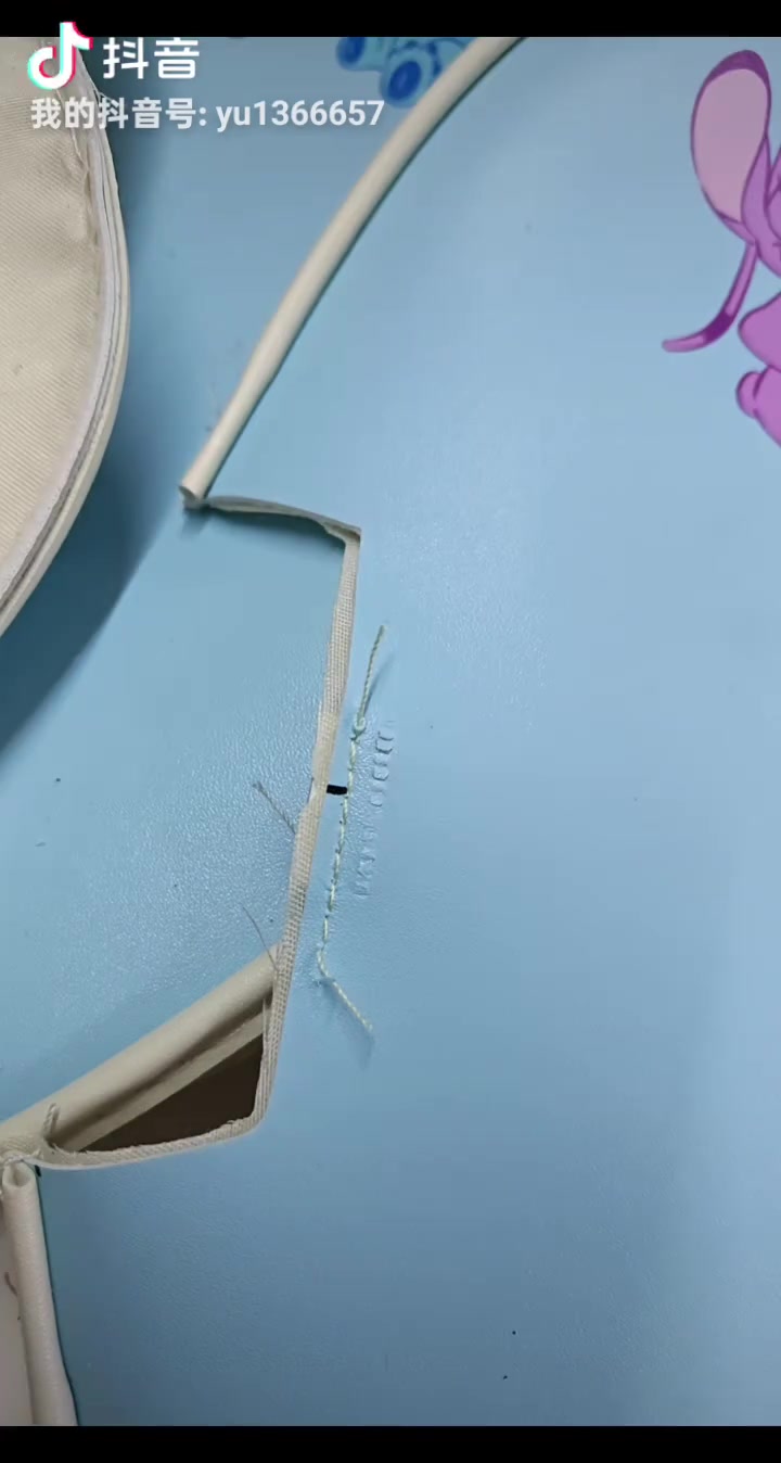 “是哪个狗日的发明的恶意讨薪这个词？难道自己劳动所得就不能讨要吗？”

2026年4月23日，抖音博主俞发布了一则关于农民工讨薪的短视频。视频里，一只手展示一张写有“欠条”的白纸，上面写明何金调欠员工