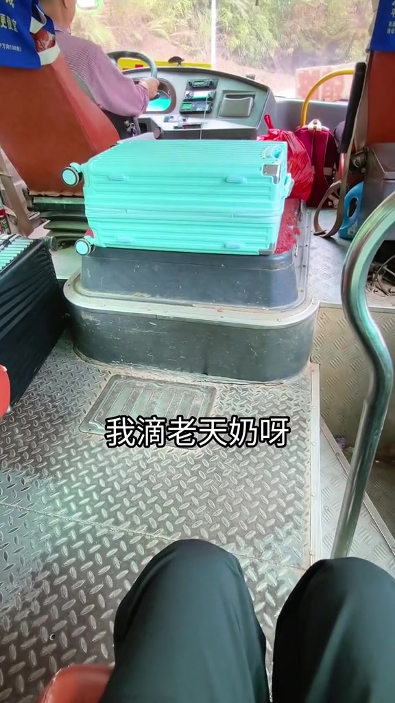 “我滴老天奶呀，厨包躺了半个月，也是又出门找工作了，躺久了都没有再次出发的勇气了，但是还是硬着头皮出发了，但是内心还是好害怕焦虑。”3月22日，抖音博主“重生之我进厂当厂妹”发布视频，详细记录她再
