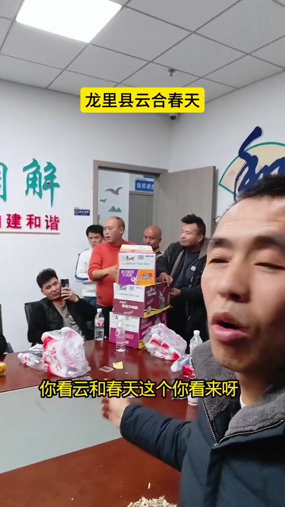 “牛马干活主人还会主动给一些饲料，我们干了活什么都没有，像狗一样在乞求这些人扔点骨头都拿不到。你看今天都腊月26了，还一分钱都拿不到。”

2月13日，抖音博主“塔吊哥”发布了关于贵州龙里县云合春天项