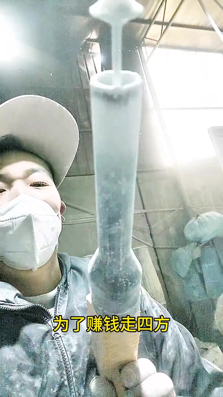 “天天喷塑像头牛，烤炉烤得汗水流。又脏又累没人问。心酸只能藏心头。”
“让二十多的小孩戴一次性口罩干喷涂，浙江这家工厂你疯了吗？”

4月6日，抖音博主“（喷塑）余二哥收徒中”发布了关于在浙江喷塑工厂