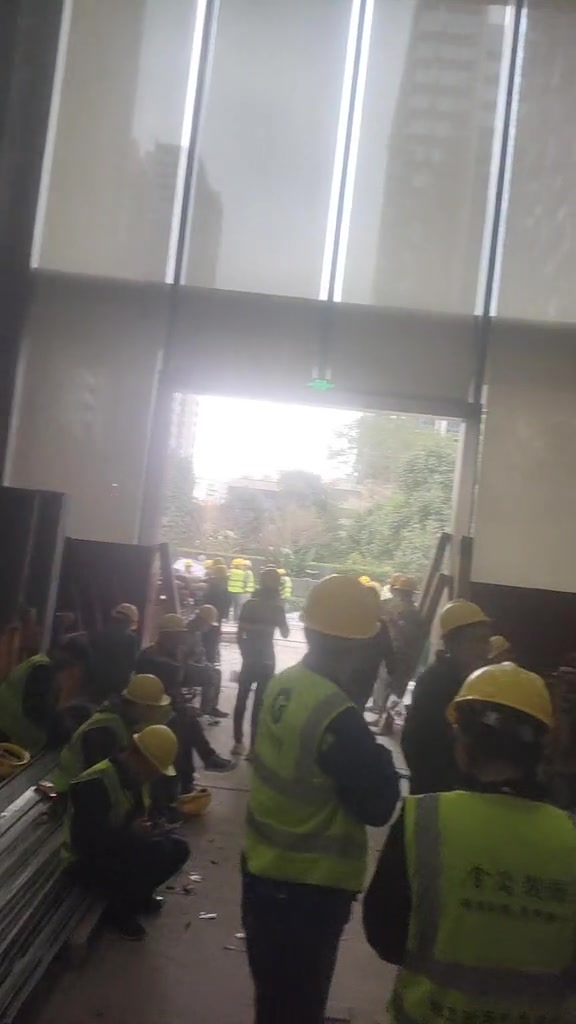 “这就是中建五局的工地。为了要血汗钱⋯⋯”
（网友：）“这些视频应该上春晚了。”

2026年1月21日，抖音博主从头再来发布了视频，画面中多名建筑工人在中建五局某工地出入口位置休息，有人坐在建筑材料