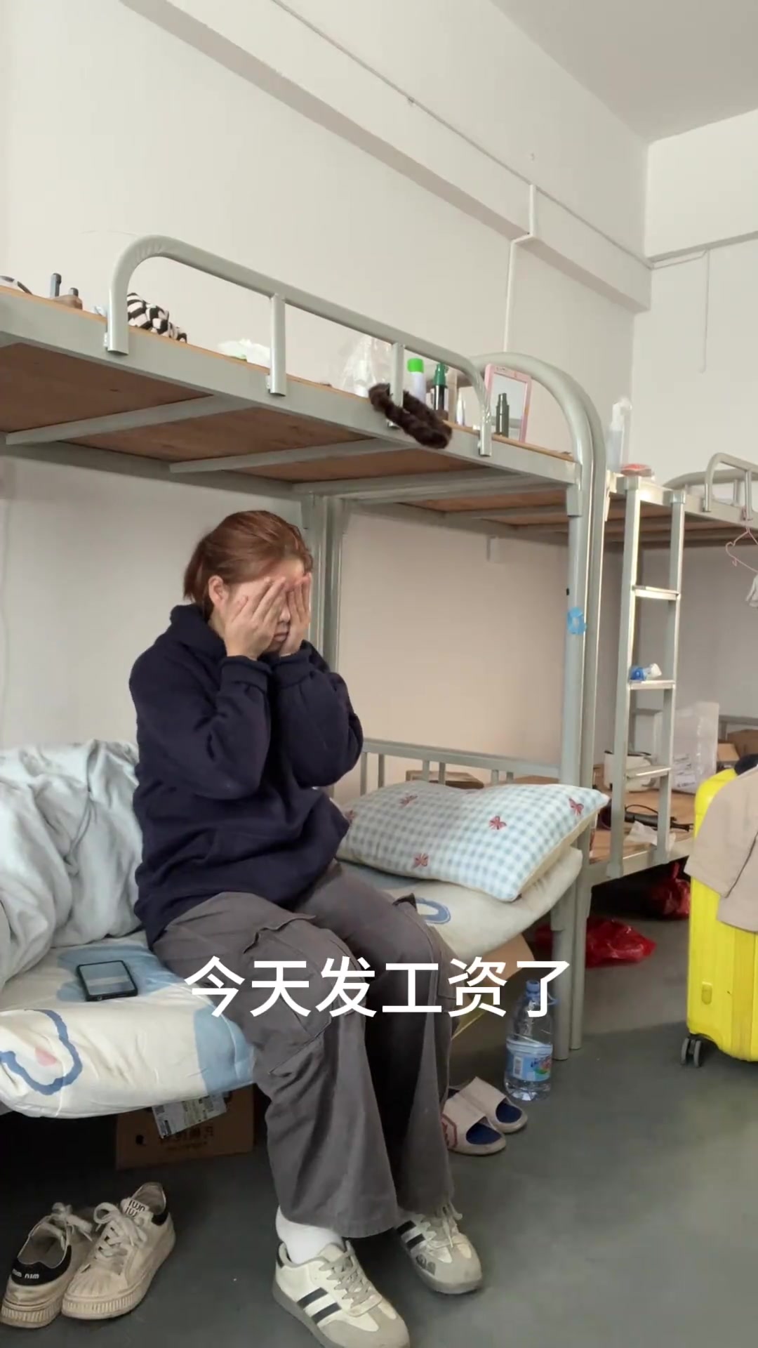 “看到那串数字，我整个人都懵了。不是四千，也不是五千，是3715块。”

抖音博主“螺蛳粉大王”记录了自己在广东一家小规模物流厂打工后的第一次发薪经历。她12月1日入职，在广东找工作前后折腾了一个多月