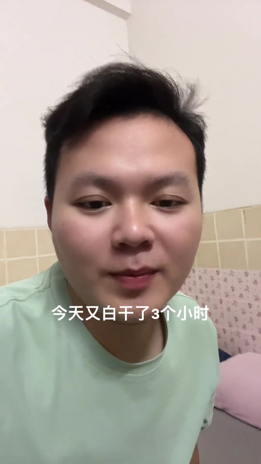 “今天又白干了三个小时，做电子烟的。”一名在东莞流水线上打工的青年，用一条视频记录了自己当天的工作经历。视频里，他回忆刚上岗位时“还没什么感觉”，但随着流水线节奏不断加快，打胶动作越来越密集，“打