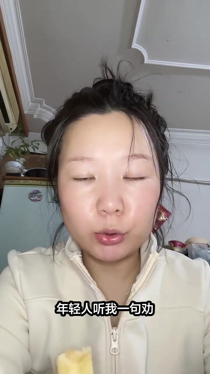 “工厂能不进就别进。这句话有可能会被骂，但这是我熬了10年换来的真实经历。”

3月7日，抖音博主“发疯的子秋”发的视频里，一个女性坐在家中餐桌前，对镜头讲工厂工作的真实感受。她说自己在工厂干了十年，