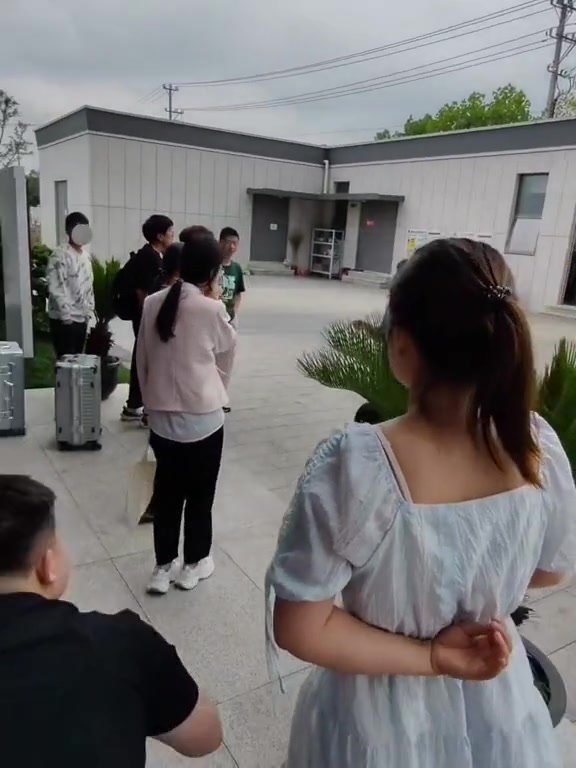 “我们正常上班时间是8点到8点半，按11个小时算的，是200块钱一天。”“抽烟时间只有这三个时间段……要逮到你们的话，拍一张照片是500块钱，然后让你走了。”“如果要做不满工期压一天工资不发的。”

