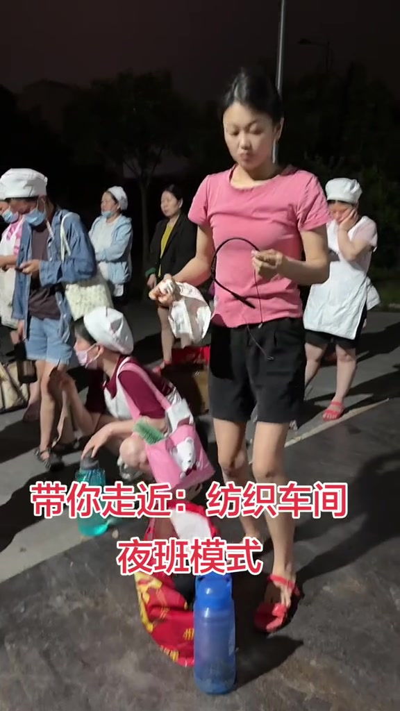 “工作二十分钟下来。汗水顺着额头不停往下淌，手上的活一刻也不敢停下。手上老茧磨了一层又一层，浑身又酸又痛，整个人早已被黑夜的疲惫填满。”“谁又能真正懂得，这份底层谋生的万般不易。”

2026年6月4