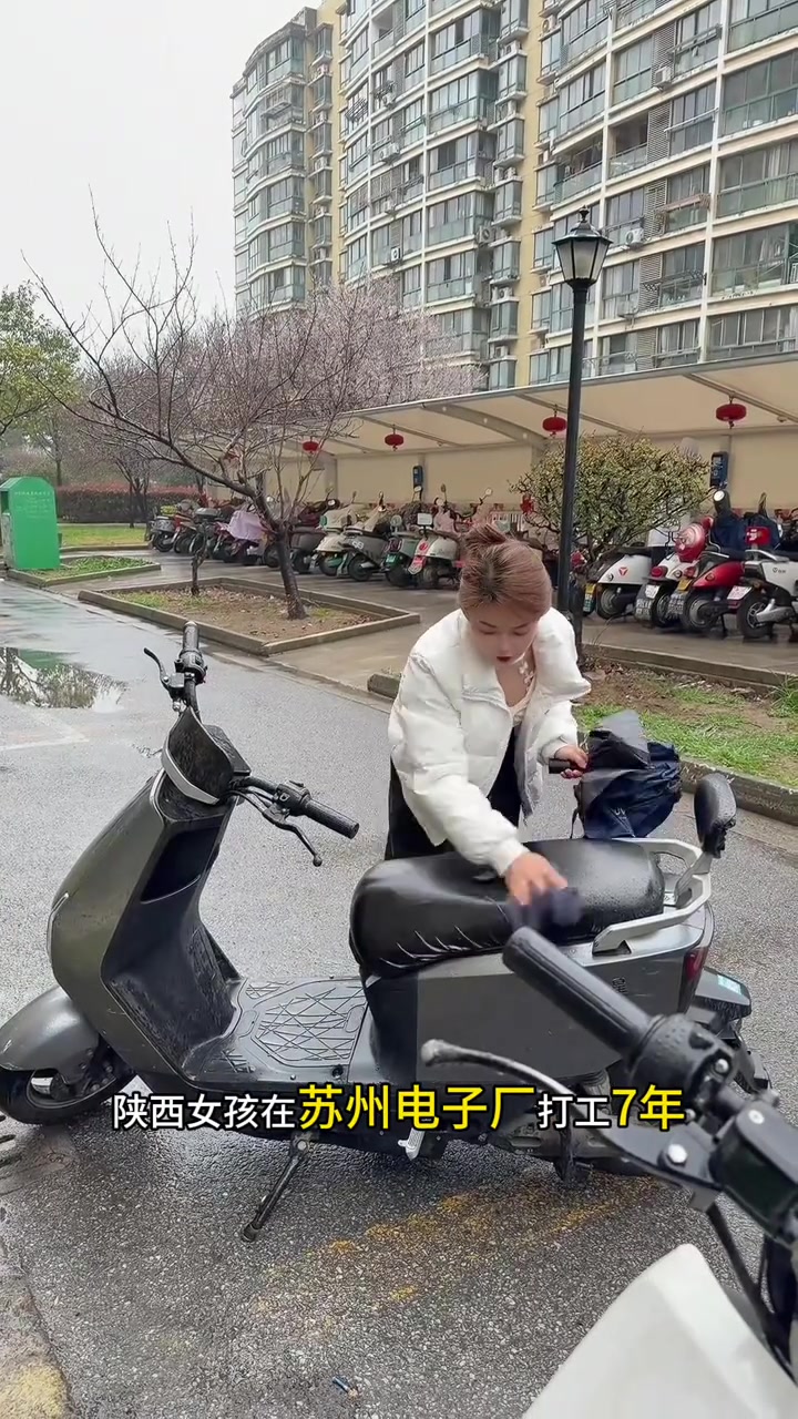 “陕西女孩在苏州电子厂打工7年，下雨天迟到5分钟岗位就被顶替了。今天的我真的好倒霉哦。”

“即使早晨起床脑子里有无数个不想上班的理由，一想到这个月有车贷要还房租要交，瞬间所有的想法就烟消云散了。”
