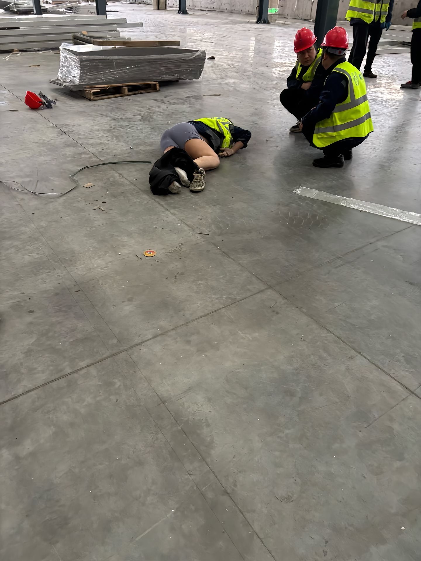 “我一个工友前半个月左右在重庆加州也是把命交待在工地上了！”
“农民工挣点钱都是拿命去换来的，希望建筑工的农民平平安安的，健健康康。”
“我老公在工地上受伤了，什么都我一个人，只有经历过的人才知道有多