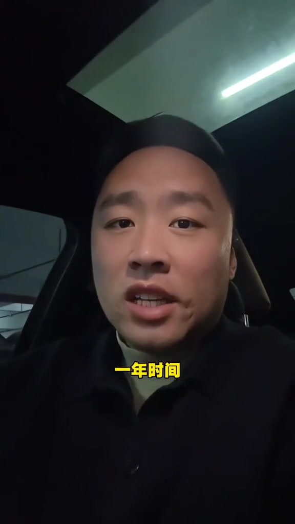 “一年时间，建筑业跑路了762万人，相当于一个大城市的人口。”

3月10日，抖音博主“工程人王德发”在视频中提到，受行业环境影响，去年中国建筑业直接从业人员减少了762万，下降幅度高达13%。视频开