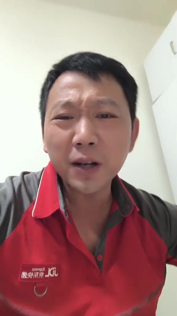 “京东快递员的钱有多好挣你们都不知道……他要我赔鞋盒380。”

9月2日，抖音博主天哥发布了一则视频，还原了他在快递工作中的一次遭遇。他接手了熟悉客户的退货，客户已经打包好，他也就“没多想”，没有事
