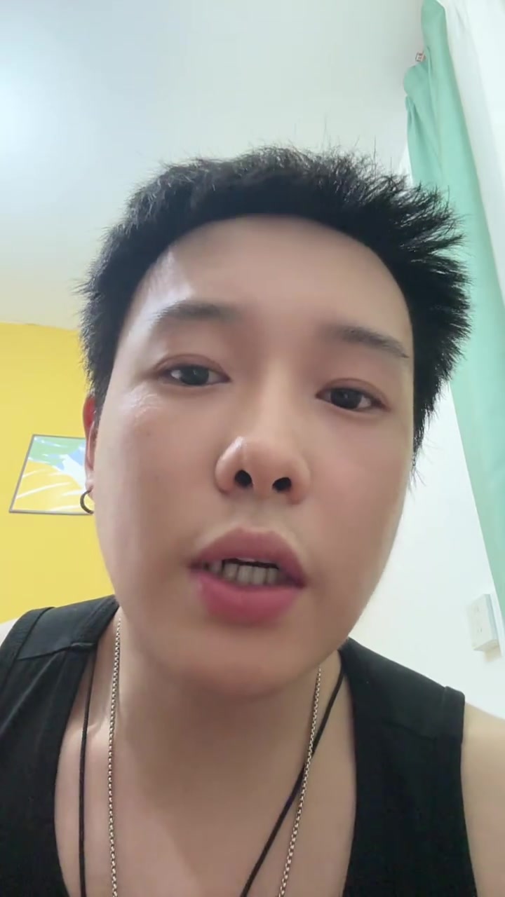 “刚刚凌晨2点左右，我父亲突然发急症，救护车也打了，现在是送到抢救室了。我家里现在急需用钱，然后潮咖文化传媒拖欠我的工资……”

9月29日，抖音博主“潮咖欠薪，无钱救父！”发布了一条视频，坚持正对镜