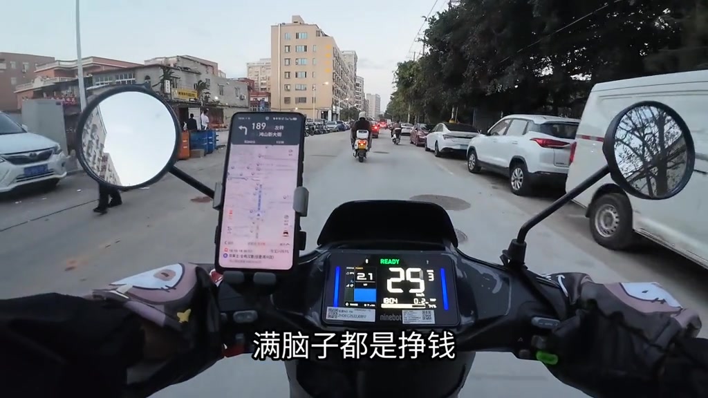 “找了好多一个不如一个，四五千还不包吃。”

3月3日，抖音博主王默枫发布了一条关于找工作的日常视频。他描述，最近一直在琢磨怎么挣钱，但无论怎么找，发现一个工作都不如一个。“满脑子都是挣钱，但是就是一