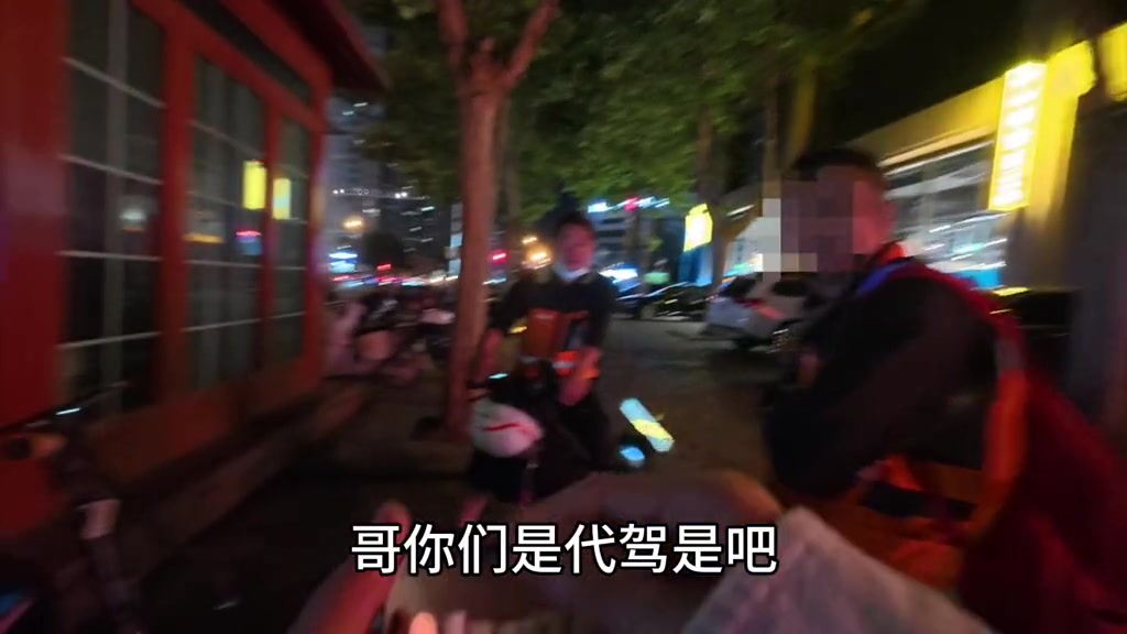 “本月收入3500。”
“没单子，没钱挣，还把身体熬坏了，那不就完蛋了，对不对？”
“合租平均分下来一个人多少？千百块钱的。”

2026年5月31日，抖音博主“随笔”发布了关于北京代驾工人夜班生活的