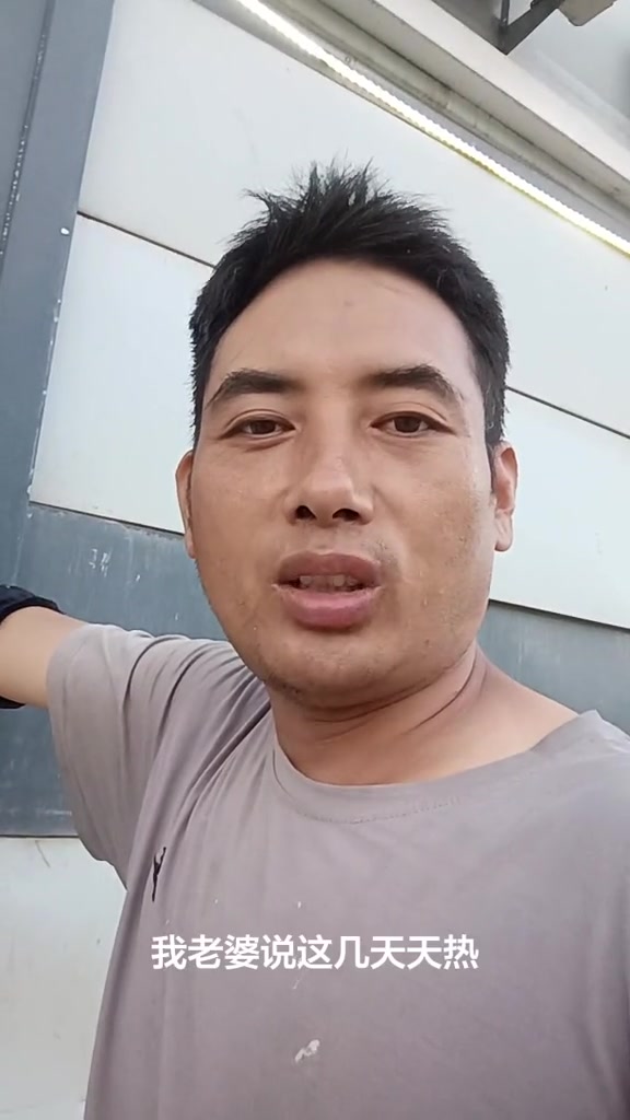 “夏天的工地活呀，真不是人干的，工作一天500元不多，但是挣了真难挣。”

“我老婆说这几天天热，别干了，回家歇一顿。说得好听，我真没有回家。如果真回家了，在家待一段，孩子给我生气，还生大气。口是心非