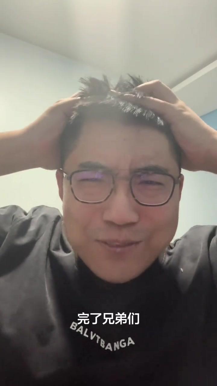 “完了兄弟们，程序员失业了！AI替换现在成主流了，有点像这珍妮姬把这个女工弄下岗那个时刻了。我们成下岗女工了！”

2026年3月22日，抖音博主“曰曰两句”发布了一个关于程序员失业焦虑的视频。视频中