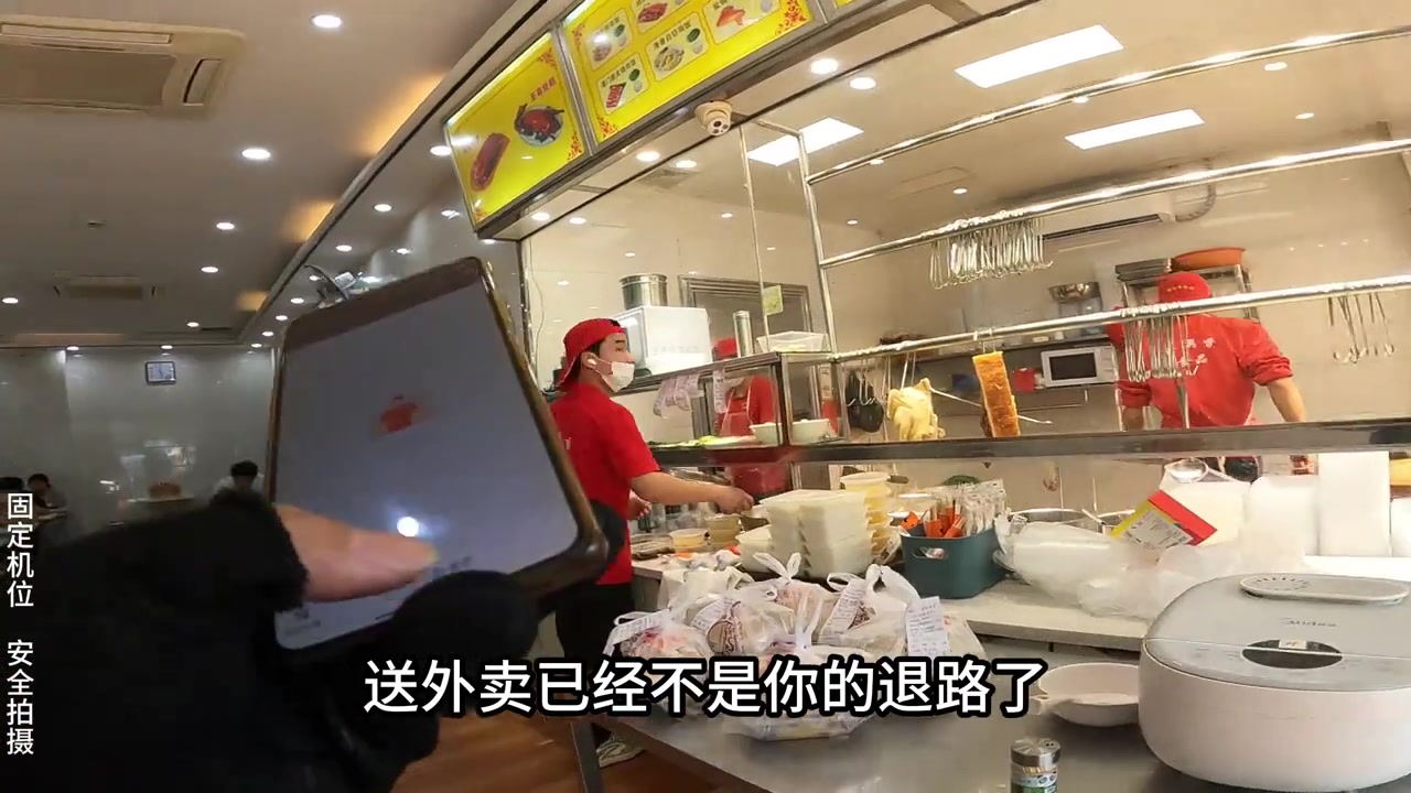 “以前都说找不到工作，大不了去送外卖，让送外卖给生活兜底。但是呢，现在送外卖已经没办法给你的工作生活兜底了。”

4月1日，抖音博主“阿平vlog”发布了视频，描述送外卖行业眼下的真实情况。他说，只有