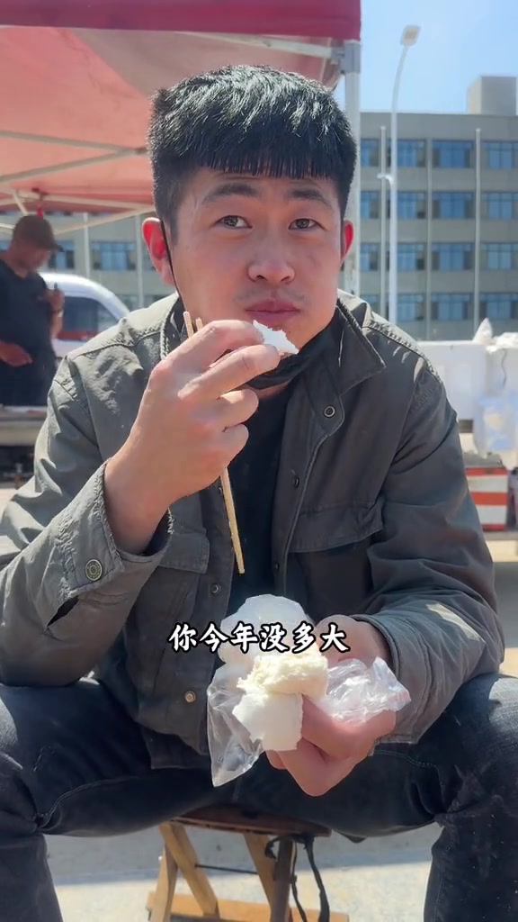 “你干的是啥活？我干的瓦工，一天300来块钱。五六点钟就起了，下班还要去送外卖”

4月14日，抖音博主“幸福.吃喝玩乐”发布的视频显示，一名94年出生的男青年在工地附近简易餐饮区休息吃饭。他穿着灰外