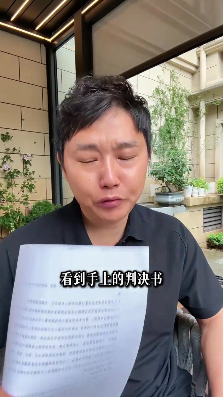 “看着手里的判决书，我心里真不是滋味。”

“本该是法治表率、诚信标杆、民生靠山的国有企业，也干出拖欠农民工血汗钱、拒不执行法院判决的荒唐事。”

“你们让这帮连饭都快吃不起的农民工开着汽车去种地，还