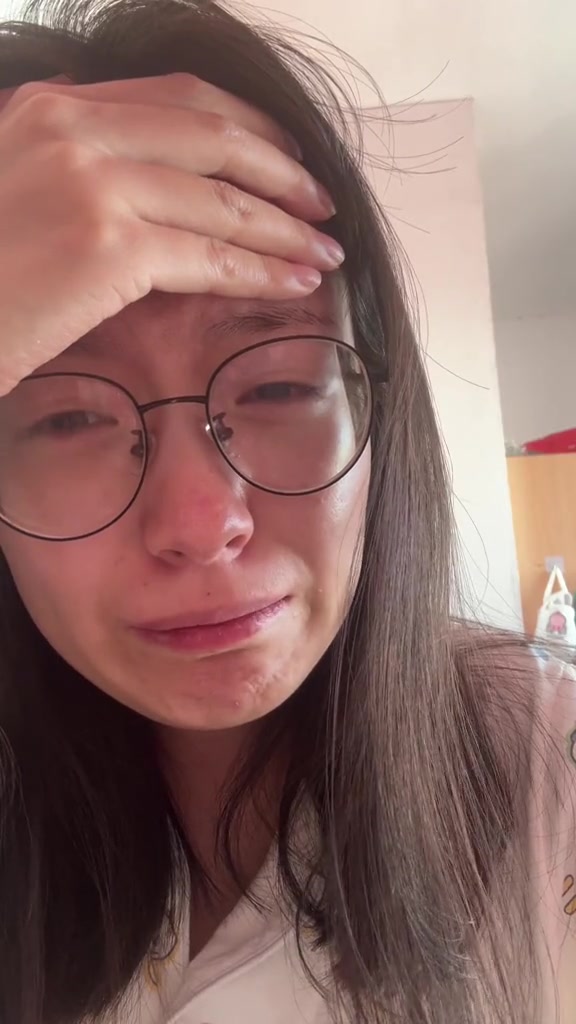 “三个月找不到工作心态反复被拉扯 焦虑的睡觉被惊醒，我没哭，这次我绷不住直接痛哭了，我心疼我妈妈 但我无能为力。”

2026年9月9日，抖音博主“有奕点开心”发布了视频，记录自己被裁员后三个月内不断