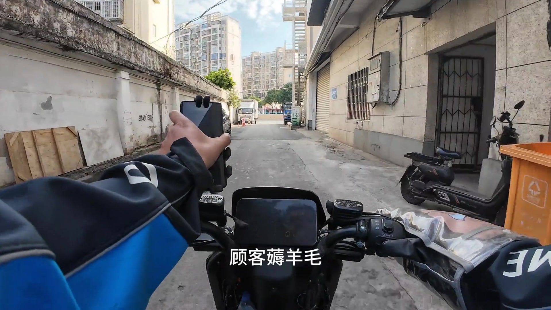 “平台说是虚假交易，钱直接就扣了，号也给我封了。”

12月14日，抖音博主“画大饼”发布视频，讲述自己作为外卖骑手遭遇平台扣款与封号的经历。视频显示，他被系统扣除了5个订单的配送费，理由为“虚假交易