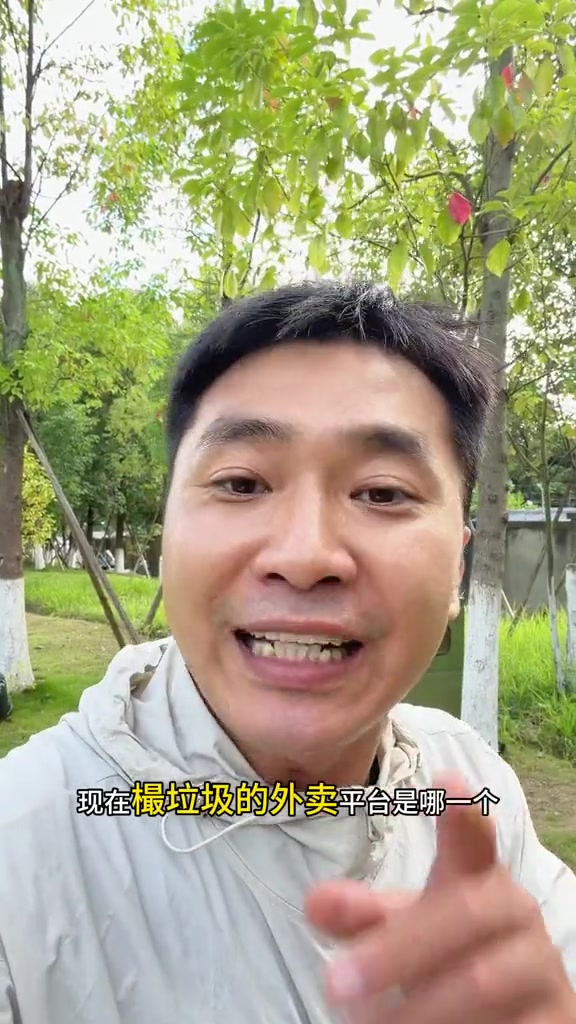“我到底是送餐还是送命，我送一单挣几个子啊，我需要把我自己的电动车搞报废吗？”

6月22日，抖音博主老驴记发布了视频，说起一则外卖骑手在连日暴雨中因道路积水无法完成配送，被平台直接罚款的经历。视频一