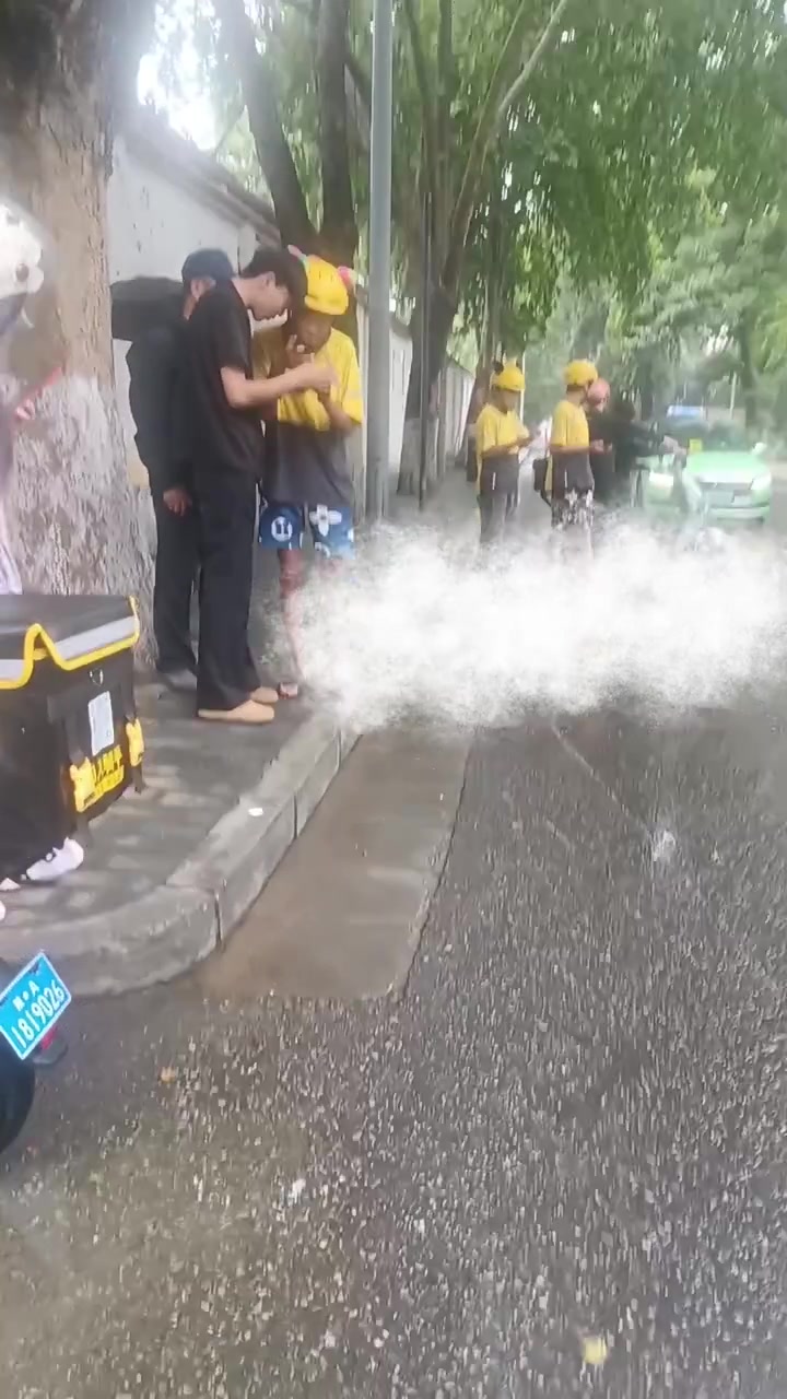 “下雨天路面湿滑，又一位外卖小哥重重摔倒在地，头部受伤流血。”“人人都在赶路谋生，成年人的世界哪有容易二字。”“风里来雨里去，拿命换碎银几两。”

8月13日，抖音博主沧海逆风｜惠小军发布了视频，画面
