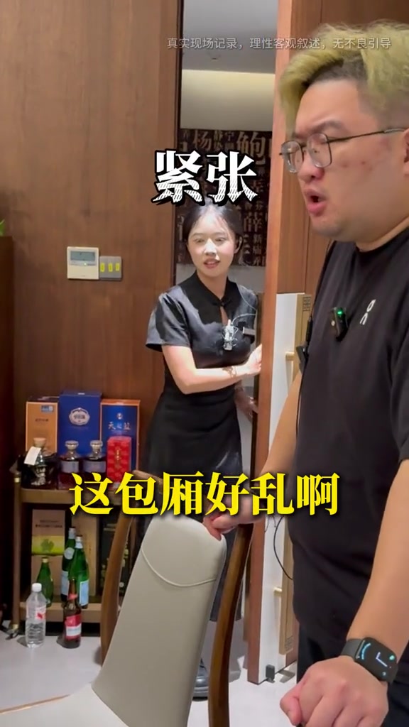 “喝酒不是理由，喝酒不是理由。以后发生这样的事情就报警，通知老店也是，谢谢农不接待这样的客人。”
“她笑嘻嘻诉说自己的委屈，生怕老板怪她说教她，没想到老板会替她出头。”

8月14日，抖音博主“谢谢侬