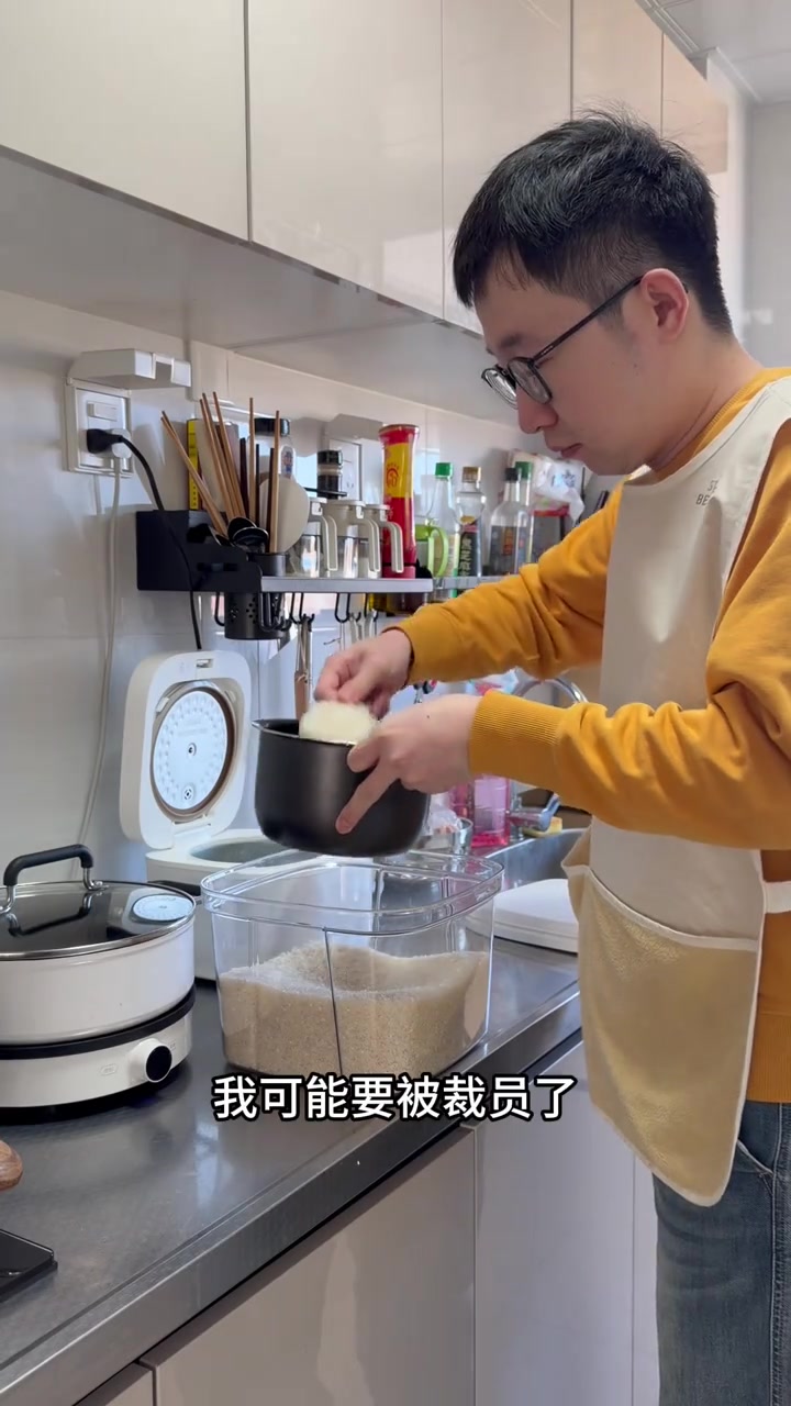 “我可能要被裁员了。说这句话的时候，我自己都还没完全消化。”北漂的胖胖在视频里这样开场。他描述了公司近期的高层动荡，有副总裁被转为顾问，又有高层减持股份，种种迹象让他感到裁员风波已近身边。公司自去