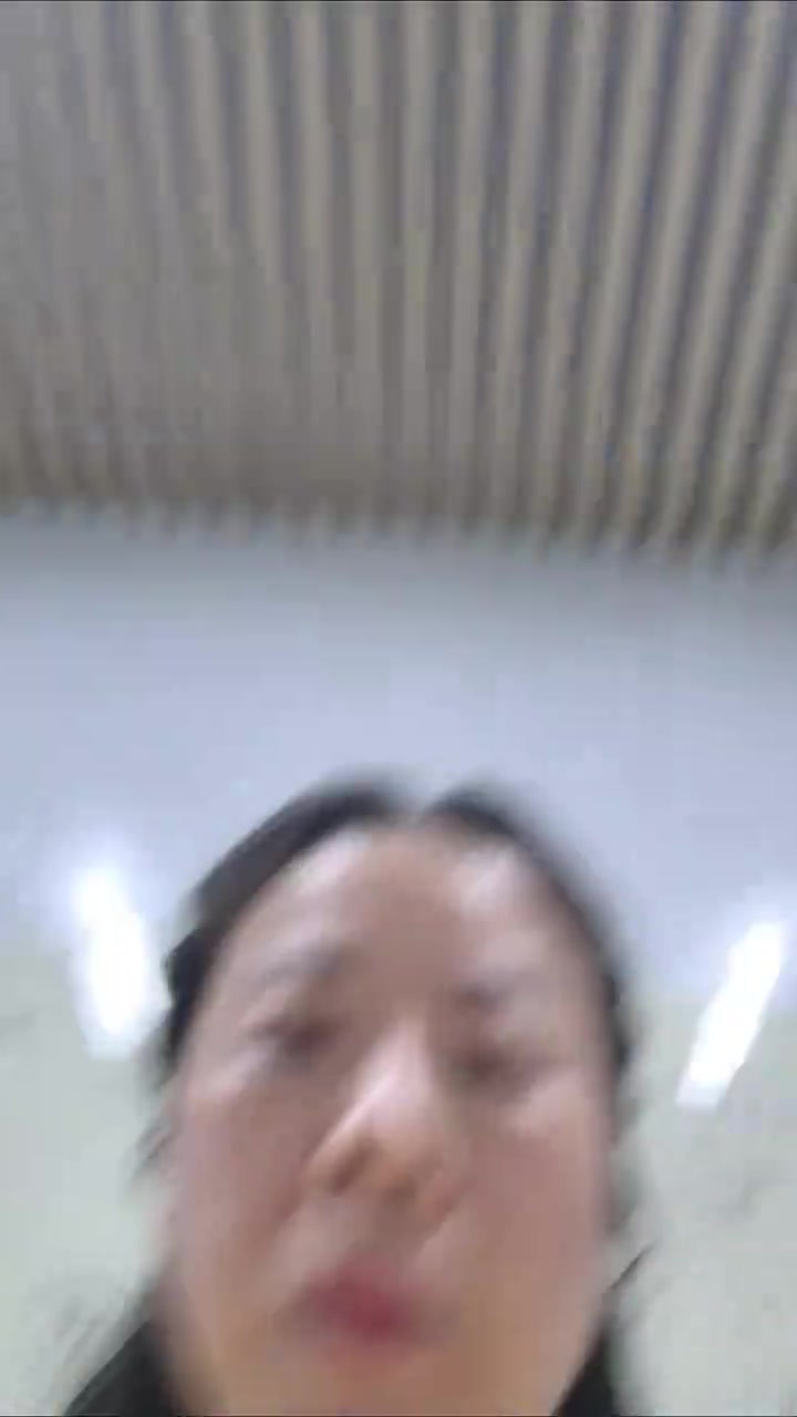 “刚才过来一个大叔，快快的给我结了这个医药费和路费，然后直接咔咔的把会议室的灯也关了，直接甩脸子就走了。”
“你们给我报工伤走流程，为什么你们一直在走内部流程，根本就没有给到我工伤申请表格，根本就是不