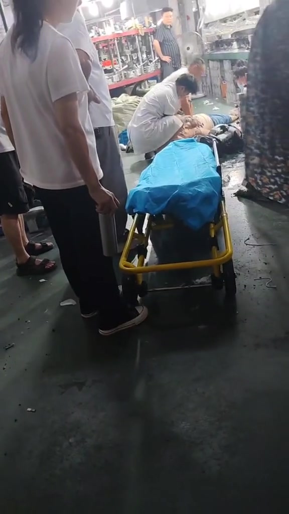 “每天12小时，没有休息。一年到头最多放假6天。”

“上夜班的都是拿自己的生命再赌那点工资！”

“还有40分钟下班。”

2026年6月21日，抖音博主江悠辞.发布了浙江飞耀鞋业有限公司的工厂事故