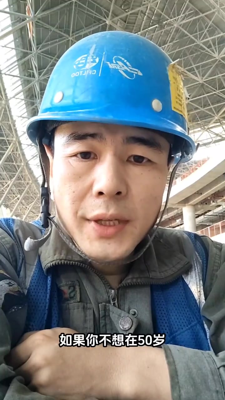“干电焊、耳塞子必须得焊死在耳朵上。别不信，来看一下我的听力检查报告。”

“你的耳朵不像是皮肤，烫伤了还能长好，它就像是一块玻璃，磨花了就永远地模糊了。”

1月8日，抖音博主“焊工大伟”发布了这则