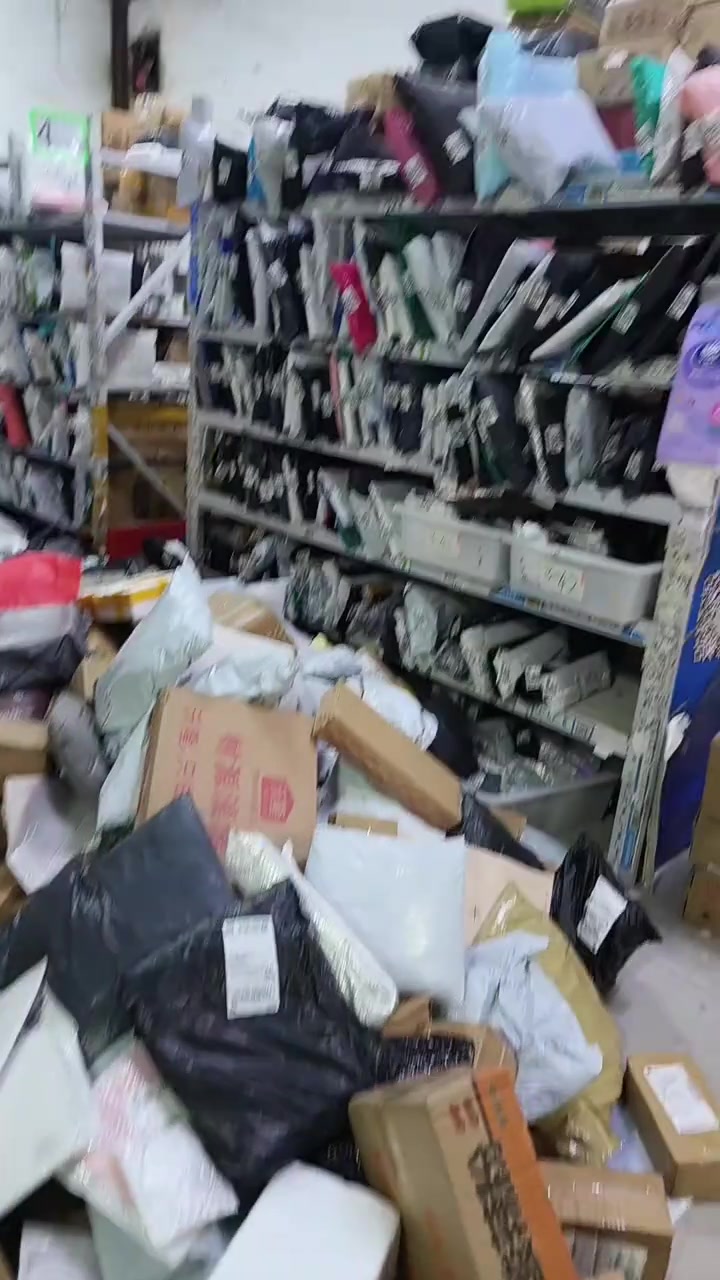 “你看他妈的生产队的驴都放假了，这咋还不放假呀？”

2026年2月6日，抖音博主“涛涛和苗苗的暴躁日常”发布了一则关于快递行业春节期间工作状况的视频，配文“#建议快递公司春节打烊太累了 谁兴起的春节