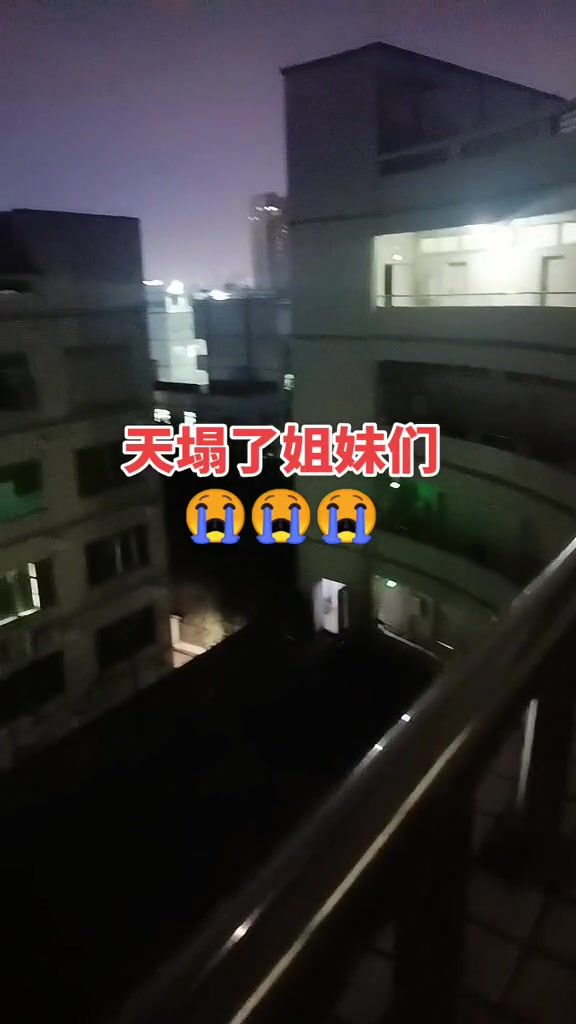 “今天才周三，刚上了三天班又放假了……这样下去别说养家糊口了，养自己都困难。”

12月3日，抖音博主“大头秋”发布视频，记录自己在工厂反复上班、停工之间被动摇摆的日常处境。

从11月底开始，她连续