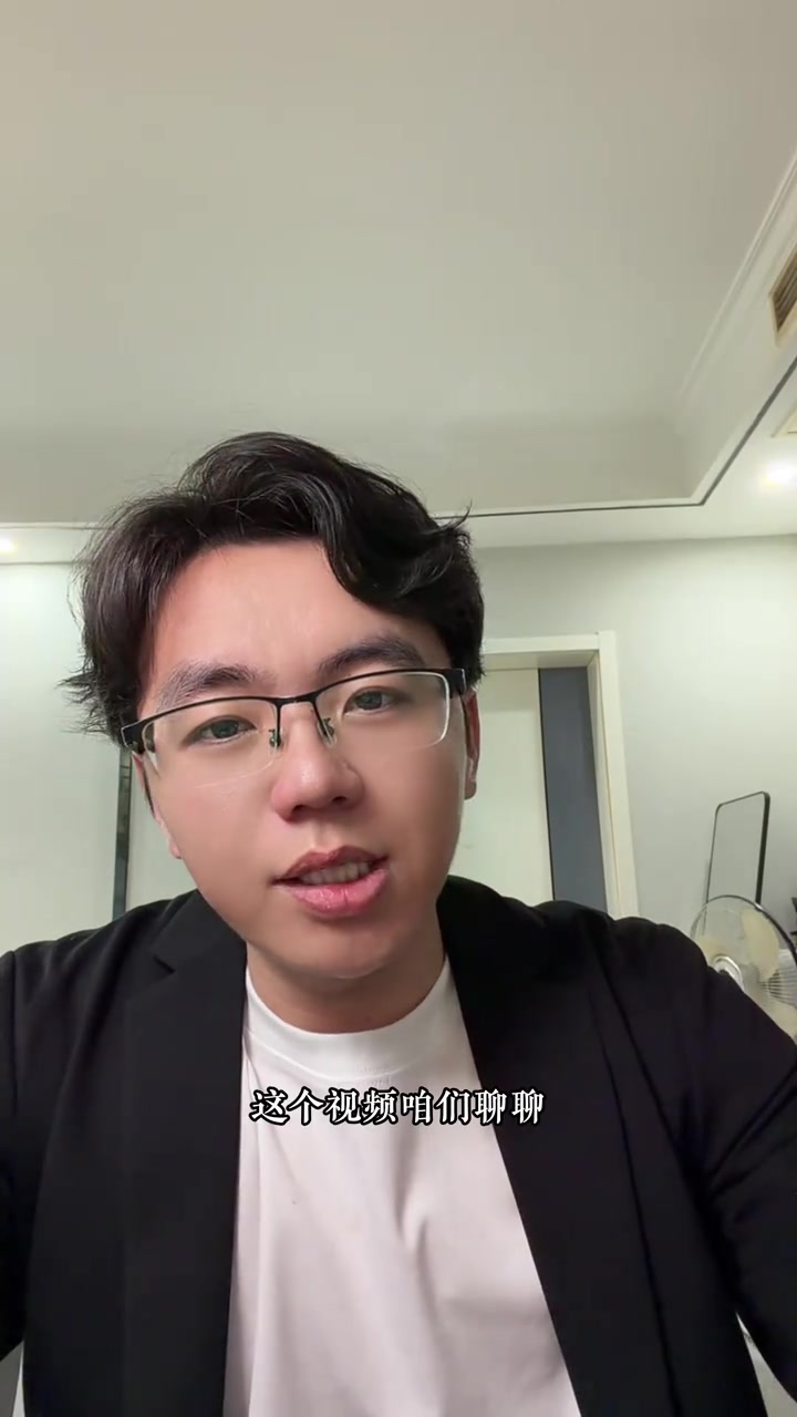 “很多人以为律师的工作压力在于熬夜写材料跑法院，实际上不是的。我觉得律师的辛苦并不在于工作量，他是肩负着很多消耗人心力的东西。”

2026年5月21日，抖音博主“积极向上梁律师”发布了视频，讲述了律