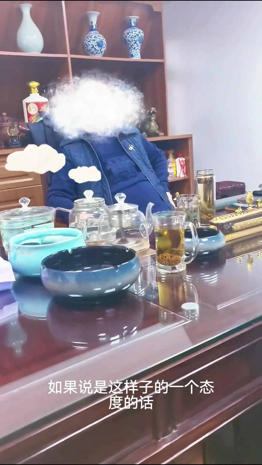 “我签了，我给你签100亿都没问题。签了有没有用？没有用。”抖音博主“后会无期”1月12日发布视频，记录上海长宁区愚园路一处私人会所讨薪现场。视频中，十余名员工被拖欠工资已超过三个月，金额合计二十