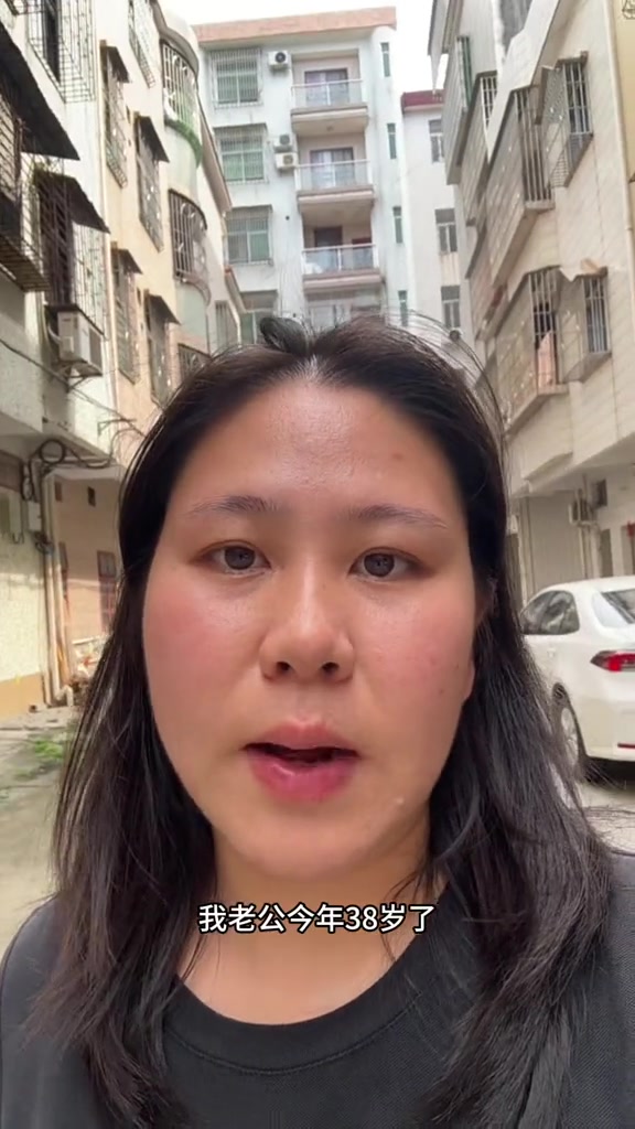 “38岁找工作已经没人要了。”

9月29日，抖音博主小青的生活日记发布视频，开头提到老公今年38岁，失业后已多月找不到工作。她说，今年五月份，丈夫因为工作压力和煎熬辞职，随后全家从武汉搬去了广东一个