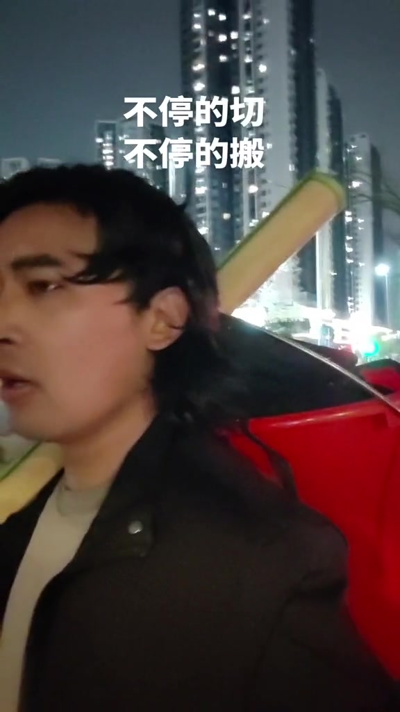 “不停的切，不停的搬。”

3月10日，抖音博主“强哥 十年进过300多个厂（万辞王）”发布了自己在印刷厂打工的短视频，他在视频里反复提到“我干的这个印刷厂太累，每天切十几个小时，搬的全身乏力，我今天