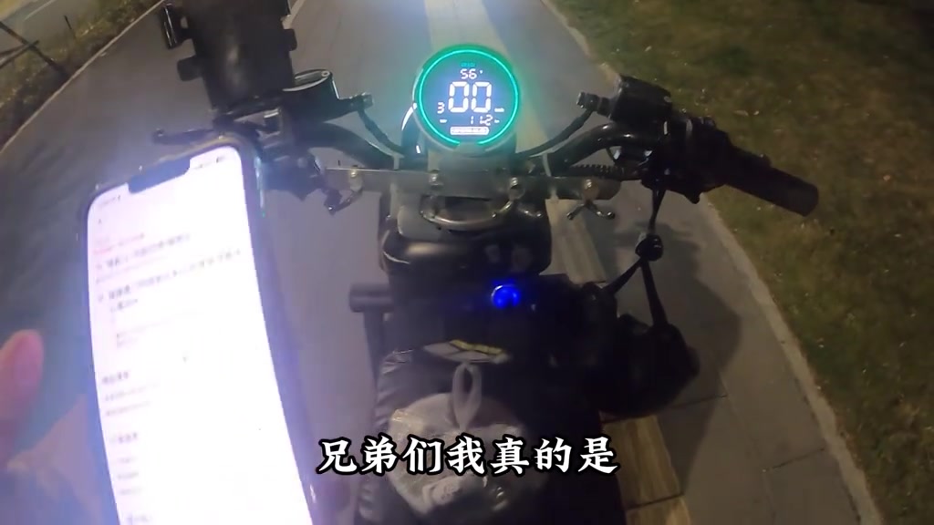 “兄弟们，取消订单一定要拍门头吗？我没拍门头，直接扣我50块。”

外卖骑手“李小志”在视频里反复追问这一点。他说，这是一单京东外卖配送，因商家出餐慢选择取消，配送费只有3块2，但系统以“取证不合规”