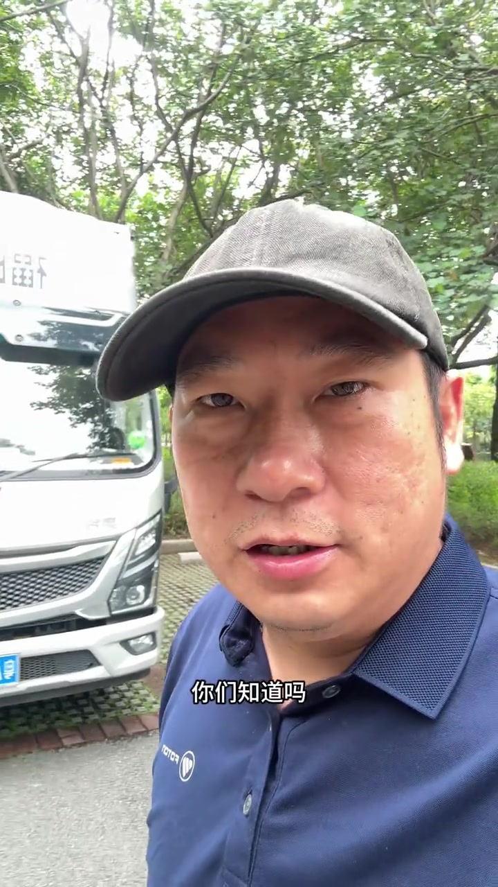 “运价半年三连降 你们还撑得住吗？”

9月16日，抖音博主“货运大师兄”在停车场录视频，仔细讲了货运司机面临的窘境。视频里他举例：现在62公里的普快单只给220多块钱，而过去这个价格只能跑40多公里